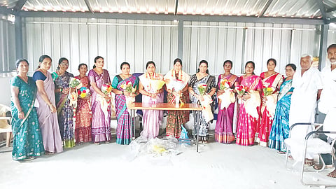 ಪಿರಿಯಾಪಟ್ಟಣ ತಾಲೂಕಿನ ನಾರಳಾಪುರ ಗ್ರಾಮದ ಹಾಲು ಉತ್ಪಾದಕರ ಮಹಿಳಾ ಸಹಕಾರ ಸಂಘಕ್ಕೆ ನೂತನ ಅಧ್ಯಕ್ಷ ಮತ್ತು ಉಪಾಧ್ಯಕ್ಷರಾಗಿ ಆಯ್ಕೆಯಾದ ಭಾಗ್ಯಮ್ಮ ಮತ್ತು  ಅನಿತಾ ಅವರನ್ನು ಸಂಘದ ನಿರ್ದೇಶಕರು ಅಭಿನಂದಿಸಿದರು. 