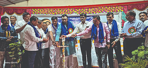 ಹುನಗುಂದ ಪಟ್ಟನದ ಗುರು ಭವನದಲ್ಲಿ ಬುಧವಾರ ಹಮ್ಮಿಕೊಂಡಿದ್ದ ಸಂವಿಧಾನ ದಿನಾಚರಣೆಯನ್ನು ಶಾಸಕ ವಿಜಯಾನಂದ ಕಾಶಪ್ಪನವರ ಉದ್ಘಾಟಿಸಿದರು. ತಹಸೀಲ್ದಾರ ಪ್ರದೀಪ ಕುಮಾರ ಹಿರೇಮಠ, ಎಂ.ಎಚ್. ಕಟ್ಟಿಮನಿ, ಪರಶುರಾಮ ಮಹಾರಾಜನವರ ಇತರರಿದ್ದರು.