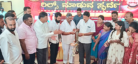 ನಗರದ ಮಹಾದೇಶ್ವರ ಸಭಾಂಗಣದಲ್ಲಿ ಗರಳಪುರಿ ಉತ್ಸವ ಅಂಗವಾಗಿ ಆಯೋಜಿಸಿದ್ದ ರೀಲ್ಸ್ ಸ್ಪರ್ಧೆ ಕಾರ್ಯಕ್ರಮವನ್ನು ಮಾಜಿ ಶಾಸಕ ಕಳಲೆ ಕೇಶವಮೂರ್ತಿ ಉದ್ಘಾಟಿಸಿದರು.  ನಂದಕುಮಾರ್, ಕೆ.ಮಾರುತಿ, ಸಿ.ಎಂ.ಶಂಕರ್, ವಿಜಯಕುಮಾರ್ ಇತರರು ಇದ್ದರು. 