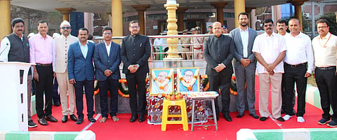 ಕೊಪ್ಪಳ ಜಿಲ್ಲಾಡಳಿತ ಭವನದಲ್ಲಿ ಸೋಮವಾರ 77ನೇ ಗಣರಾಜ್ಯೋತ್ಸವವನ್ನು ಆಚರಿಸಲಾಯಿತು. ಡಿಸಿ ಡಾ. ಸುರೇಶ ಬಿ. ಇಟ್ನಾಳ, ಸಿಇಒ ವರ್ಣಿತ್​ ನೇಗಿ, ಜಿಪಂ ಉಪಕಾರ್ಯದರ್ಶಿ ಟಿ.ಕೃಷ್ಣಮೂರ್ತಿ, ಯೋಜನಾ ನಿರ್ದೇಶಕ ಡಿ.ಮಂಜುನಾಥ, ಕೃಷಿ ಇಲಾಖೆ ಜಂಟಿ ನಿರ್ದೇಶಕ ಜಿಡಿ ಕೃಷ್ಣಮೂರ್ತಿ ಇತರರಿದ್ದರು.