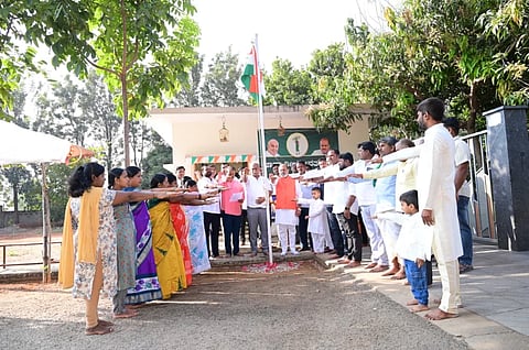 ಕೊಪ್ಪಳ ಜಿಲ್ಲಾ ಜೆಡಿಎಸ್​ ಕಚೇರಿಯಲ್ಲಿ 77ನೇ ಗಣರಾಜ್ಯೋತ್ಸವ ಅಂಗವಾಗಿ ಸಂವಿಧಾನದ ಪೀಠಿಕೆಯ ಬೋಧನೆಯೊಂದಿಗೆ ಪ್ರತಿಜ್ಞಾವಿದಿ ಸ್ವೀಕರಿಸಲಾಯಿತು. ಜೆಡಿಎಸ್​ ರಾಜ್ಯ ಕೋರ್​ ಕಮಿಟಿ ಸದಸ್ಯ ಸಿ.ವಿ.ಚಂದ್ರಶೇಖರ, ಜೆಡಿಎಸ್​ ಜಿಲ್ಲಾಧ್ಯಕ್ಷ ಸುರೇಶ ಭೂಮರಡ್ಡಿ, ಇತರರಿದ್ದರು.