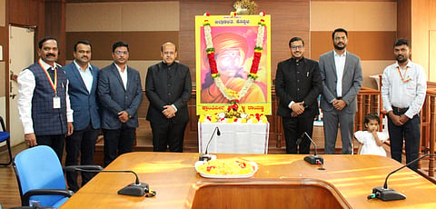 ಕ್ರಾಂತಿ ವೀರ ಸಂಗೊಳ್ಳಿ ರಾಯಣ್ಣನ ಪುಣ್ಯಸ್ಮರಣೆ ಅಂಗವಾಗಿ ಜಿಲ್ಲಾಡಳಿತದಿಂದ  ಪುಷ್ಪ ಮನ ಸಲ್ಲಿಕೆ. ಡಿಸಿ ಡಾ.ಸುರೇಶ ಬಿ. ಇಟ್ನಾಳ, ಸಿಇಒ ವರ್ಣಿತ್​ ನೇಗಿ, ಎಡಿಸಿ ಸಿದ್ರಾಮೇಶ್ವರ ಇತರರಿದ್ದರು.