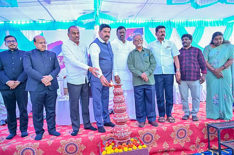 ಕೊಪ್ಪಳದ ಮಾಸ್ತಿ ಪಬ್ಲಿಕ್​ ಶಾಲೆಯಲ್ಲಿ ಸೋಮವಾರ ಆಯೋಜಿಸಿದ್ದ ಕರ್ನಾಟಕ ಲಲಿತಕಲಾ ಅಕಾಡೆಮಿಯ ಸಾಕ್ಷ್ಯಚಿತ್ರ ಹಾಗೂ ಇ-&ಬುಕ್​ ಬಿಡುಗಡೆ ಕಾರ್ಯಕ್ರಮವನ್ನು ಕನ್ನಡ ಮತ್ತು ಸಂಸತಿ ಇಲಾಖೆ ಸಚಿವ ಶಿವರಾಜ ತಂಗಡಗಿ ಉದ್ಘಾಟಿಸಿದರು. ಶಾಸಕ ರಾವೇಂದ್ರ ಹಿಟ್ನಾಳ, ಸಂಸದ ರಾಜಶೇಖರ ಹಿಟ್ನಾಲ, ಕರ್ನಾಟಕ ಲಲಿತಕಲಾ ಅಕಾಡಮಿಯ ಅದ್ಯಕ್ಷ ಪ.ಸ. ಕುಮಾರ, ಡಿಸಿ, ಸಿಇಒ, ಎಸ್ಪಿ ಇತರರಿದ್ದರು.