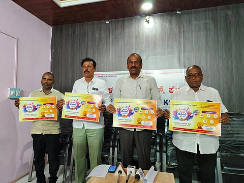 ಕೊಪ್ಪಳದ ಮೀಡಿಯಾ ಕ್ಲಬ್​ ನಲ್ಲಿ ಗುರುವಾರ ಸುದ್ದಿ ಗೋಷ್ಠಿಯಲ್ಲಿ ಸಂಸದ ರಾಜಶೇಖರ ಹಿಟ್ನಾಳ ಅವರಿ ಕೊಪ್ಪಳ ಹೋಳಿ ಹಬ್ಬ 2.ಔ ಪೋಸ್ಟರ್​ ಬಿಡುಗಡೆ ಮಾಡಿದರು. ಅಥ್ಲೆಟಿಕ್ಸ್​ ಅಸೋಸಿಯೇಷನ್​ ಉಪಾಧ್ಯಕ್ಷ ಶ್ರೀನಿವಾಸ ಗುಪ್ತ, ನಗರಸಭೆ ಮಾಜಿ ಸದಸ್ಯ ರಾಮಣ್ಣ ಹದ್ದಿನ, ಪರಶುರಾಮ ಕಿಡದಾಳ ಇದ್ದರು.