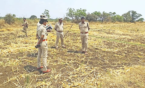 ಅಫಜಲಪುರ ತಾಲೂಕಿನ ಬಳೂರಗಿ ಗ್ರಾಮಕ್ಕೆ ಎಸ್​ಪಿ ಅಡ್ಡೂರು ಶ್ರೀನಿವಾಸುಲು ಭೇಟಿ ನೀಡಿ ಕೊಲೆ ಪ್ರಕರಣದ ಮಾಹಿತಿ ಪಡೆದರು. ಡಿವೈಎಸ್​ಪಿ ತಮ್ಮರಾಯಗೌಡ ಪಾಟೀಲ್​, ಸಿಪಿಐ ಲಖನ್​ ಮಸಗುಪ್ಪಿ, ಪಿಎಸ್​ಐ ಸೋಮನಿಂಗ ಒಡೆಯರ್​ ಇದ್ದರು.