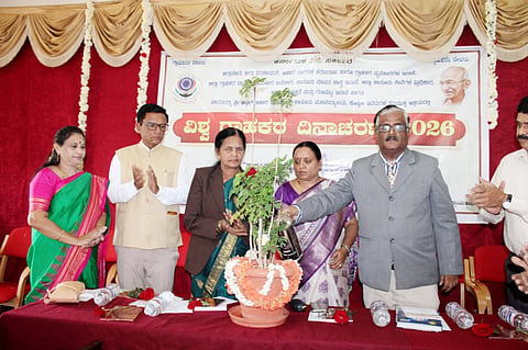 ಕೊಪ್ಪಳದಲ್ಲಿ ಗುರುವಾರ ಹಮ್ಮಿಕೊಂಡಿದ್ದ ವಿಶ್ವ ಗ್ರಾಹಕರ ದಿನಾಚರಣೆಯನ್ನು ನ್ಯಾ.ಮಹಾಂತೇಶ ದರಗದ ಉದ್ಘಾಟಿಸಿದರು. ಜಿಲ್ಲಾ ಗ್ರಾಹಕರ ವ್ಯಾಜ್ಯಗಳ ಪರಿಹಾರ ಆಯೋಗ ಅಧ್ಯೆ ಜಿ.ಇ.ಸೌಭಾಗ್ಯಲಕ್ಷಿ$್ಮ, ಸದಸ್ಯ ರಾಜು ಎನ್​.ಮೇತ್ರಿ, ಪ್ರಾಚಾಯೆರ್ ಉಷಾದೇವಿ, ಉಪನ್ಯಾಸಕಿ ಸಾವಿತ್ರಿ ಮುಜುಮದಾರ ಇದ್ದರು. 