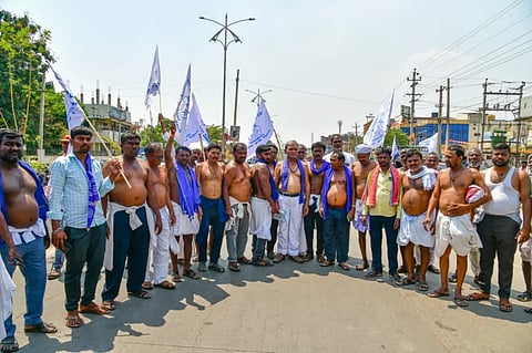 ಒಳ ಮೀಸಲು ಜಾರಿಗೆ ಆಗ್ರಹಿಸಿ ದಲಿತ ಮುಖಂಡರು ಗುರುವಾರ ಕೊಪ್ಪಳದಲ್ಲಿ ಅರೆಬೆತ್ತಲೆ ಪ್ರತಿಭಟನೆ ನಡೆಸಿದರು. ಪ್ರಮುಖರಾದ ಬಿ.ಹುಸೇನಪ್ಪ ಸ್ವಾಮಿ ಮಾದಿಗ, ಹುಲಗಪ್ಪ ಹಿರೇಮನಿ, ಶಿವಪ್ಪ ಮಾದಿಗ, ಕುಂಡಪ್ಪ ಹೊಸಮನಿ ಇದ್ದರು. 