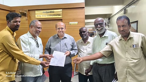 ಶಾಲಾ ಕಾಲೇಜುಗಳು, ಜೆಸ್ಕಾಂ ಕಚೇರಿಯಲ್ಲಿ ಬಯೋಮೆಟ್ರಿಕ್​ ಹಾಗೂ ಸಿಸಿಟಿವಿ ಕ್ಯಾಮರಾ ಅಳವಡಿಸುವಂತೆ ಒತ್ತಾಯಿಸಿ ಜನಪರ ಸಂಟನೆಗಳ ಒಕ್ಕೂಟ ಪದಾಧಿಕಾರಿಗಳು ಜಿಲ್ಲಾಧಿಕಾರಿ ಡಾ.ಸುರೇಶ ಬಿ.ಇಟ್ನಾಳಗೆ ಮನವಿ ಸಲ್ಲಿಸಿದರು. ಪ್ರಮುಖರಾದ ಎಸ್​.ಎ.ಗಫಾರ್​, ಬಸವರಾಜ ಶೀಲವಂತರ್​, ಚನ್ನಬಸಪ್ಪ ಅಪ್ಪಣವರ, ಮಖಬೂಲ್​ ರಾಯಚೂರು, ಶಿವಪ್ಪ ಹಡಪದ ಇದ್ದರು. 