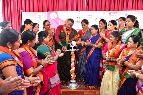 ಕೊಪ್ಪಳದಲ್ಲಿ ಗುರುವಾರ ಹಮ್ಮಿಕೊಂಡಿದ್ದ ಮಹಿಳಾ ದಿನಾಚರಣೆಯನ್ನು ಪದ್ಮಶ್ರೀ ಪುರಸತ ಮಂಜಮ್ಮ ಜೋಗತಿ ಉದ್ಘಾಟಿಸಿದರು. ಬಿಜೆಪಿ ರಾಜ್ಯ ಕಾರ್ಯಕಾರಿಣಿ ಸದಸ್ಯೆ ವಾಣಿಶ್ರೀ ಮಠದ, ಜಿಲ್ಲಾಧ್ಯಕ್ಷೆ ರತ್ನಾ ಕುಮಾರಿ, ನಗರ ಮಂಡಲ ಅಧ್ಯಕ್ಷೆ ಜಯಶ್ರೀ ಆರೇರ, ಉಪಾಧ್ಯಕ್ಷೆಯರಾದ ವೀಣಾ ಬನ್ನಿಗೋಳ, ಗೀತಾ ಮುತ್ತಾಳ ಇದ್ದರು. 