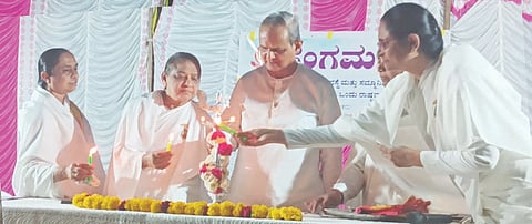 ಸುರಪುರದ ಶ್ರೀ ವೇಣುಗೋಪಾಲ ಸ್ವಾಮಿ ದೇವಸ್ಥಾನದಲ್ಲಿ ಬ್ರಹ್ಮಕುಮಾರಿ ಸಂಸ್ಥೆ ಬುಧವಾರ ಏರ್ಪಡಿಸಿದ್ದ ವ್ಯಸನಮುಕ್ತ ಭಾರತ ಅಭಿಯಾನ ಕಾರ್ಯಕ್ರಮವನ್ನು ಬಿಕೆ ಪ್ರೇಮ್​ ಉದ್ಘಾಟಿಸಿದರು. ಬಿಕೆ ವಿಜಯಾ ದೀದಿ ಇತರರಿದ್ದರು.