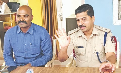 ಸುರಪುರದಲ್ಲಿ ಬುಧವಾರ ಕರೆದಿದ್ದ ಪೆಟ್ರೋಲ್​ ಬಂಕ್​ ಮಾಲೀಕರ ಸಭೆಯಲ್ಲಿ ಡಿವೈಎಸ್​ಪಿ ಜಾವೇದ್​ ಇನಾಮದಾರ್​ ಮಾತನಾಡಿದರು. ಪಿಐ ಉಮೇಶ ನಾಯಕ ಇದ್ದರು.