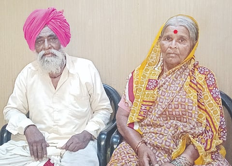 ಆಳಂದನಲ್ಲಿ ಶನಿವಾರ ಸುದ್ದಿಗೋಷ್ಠಿ ನಡೆಸಿ ಕಣ್ಣೀರಿಟ್ಟ ಗೋವಿಂದ ಪೂಜಾರಿ&ಚತುರಾಬಾಯಿ ವೃದ್ಧ ದಂಪತಿ.