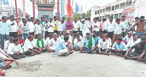 ವಿದ್ಯುತ್​ ತಗುಲಿ ಮೃತಪಟ್ಟ ರೈತನ ಕುಟುಂಬಕ್ಕೆ ಸೂಕ್ತ ಪರಿಹಾರ ನೀಡಬೇಕು ಎಂದು ಒತ್ತಾಯಿಸಿ ಅಫಜಲಪುರದ ಬಸವೇಶ್ವರ ವೃತ್ತದಲ್ಲಿ ಸಂಚಾರ ತಡೆದು ರೈತರು ಪ್ರತಿಭಟನೆ ನಡೆಸಿದರು. ಶ್ರೀಮಂತ ಬಿರಾದಾರ, ಲಚ್ಚಪ್ಪ ಜಮಾದಾರ, ರಮೇಶ ಹೂಗಾರ, ಶಾಂತಕುಮಾರ ಅಂಜುಟಗಿ, ರಮೇಶ ಶೆಟ್ಟಿ ಇತರರಿದ್ದರು.
