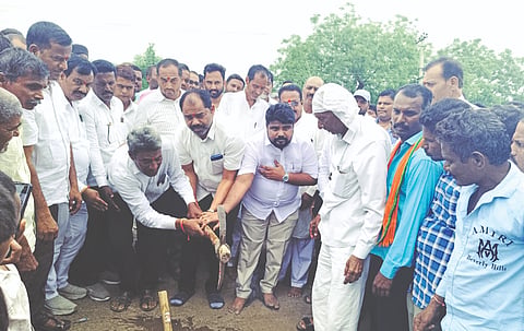ಕಮಲಾಪುರ ತಾಲೂಕಿನ ಕಲಕುಟಗಾದಲ್ಲಿ ರಸ್ತೆ ನಿರ್ಮಾಣ ಕಾಮಗಾರಿಗೆ ಶಾಸಕ ಬಸವರಾಜ ಮತ್ತಿಮಡು ಚಾಲನೆ ನೀಡಿದರು. ತಾಜೋದ್ದಿನ್​ ಪಟೇಲ್​, ಗಂಗಪ್ಪಗೌಡ ಪಾಟೀಲ್​, ಶಮ್ಶೋದ್ದಿನ್​ ಪಟೇಲ್​, ಮಲ್ಲಿಕಾರ್ಜುನ ಮರತೂರಕರ್​, ಸತೀಶ ಇತರರಿದ್ದರು.