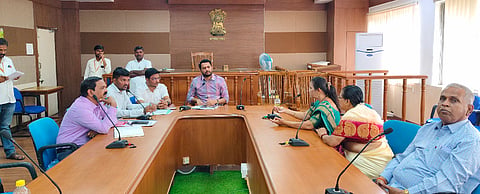 ವಿಶ್ವಮಾನವ ದಿನಾಚರಣೆ ಅಂಗವಾಗಿ ಶುಕ್ರವಾರ ಕೊಪ್ಪಳದಲ್ಲಿ ಎಡಿಸಿ ಸಿದ್ರಾಮೇಶ್ವರ ಅಧ್ಯಕ್ಷತೆಯಲ್ಲಿ ಪೂರ್ವಭಾವಿ ಸಭೆ ನಡೆಯಿತು.  ಡಿಯುಡಿಸಿ ಪಿಡಿ ಮಂಜುನಾಥ ಗುಂಡೂರು, ಡಿಡಿಪಿಯು ಜಗದೀಶ ಜಿ.ಎಚ್​., ಕನ್ನಡ ಮತ್ತು ಸಂಸತಿ ಇಲಾಖೆ ಸಹಾಯಕ ನಿರ್ದೇಶಕ ಕರ್ಣಕುಮಾರ್​, ಚಲನಚಿತ್ರ ಅಕಾಡೆಮಿ ಸದಸ್ಯೆ ಸಾವಿತ್ರಿ ಮುಜುಂದಾರ ಇದ್ದರು. 