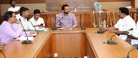 ಶಿವಯೋಗಿ ಸಿದ್ರಾಮೇಶ್ವರ ಜಯಂತಿ ಅಂಗವಾಗಿ ಶುಕ್ರವಾರ ಕೊಪ್ಪಳದಲ್ಲಿ ಎಡಿಸಿ ಸಿದ್ರಾಮೇಶ್ವರ ಅಧ್ಯಕ್ಷತೆಯಲ್ಲಿ ಪೂರ್ವಭಾವಿ ಸಭೆ ನಡೆಯಿತು. ಡಿಡಿಪಿಯು ಜಗದೀಶ ಜಿ.ಎಚ್​., ಕನ್ನಡ ಮತ್ತು ಸಂಸತಿ ಇಲಾಖೆ ಸಹಾಯಕ ನಿರ್ದೇಶಕ ಕರ್ಣ ಕುಮಾರ್​, ಜಿಲ್ಲಾ ಆಯುಷ್​ ಅಧಿಕಾರಿ ಡಾ.ಪರ್ವತಗೌಡ ಹಿರೇಗೌಡರ, ಜಿಲ್ಲಾ ಅಂಗವಿಕಲರ ಕಲ್ಯಾಣಾಧಿಕಾರಿ ವೆಂಕಟೇಶ ದೇಶಪಾಂಡೆ, ಭೋವಿ ಸಮುದಾಯ ಮುಖಂಡರಾದ ಸುಂಕಪ್ಪ ಮಾಲಗಿತ್ತಿ ಇದ್ದರು. 