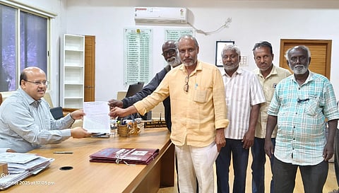 ಬಿಸಿಯೂಟ ಯೋಜನೆಗೆ ಕಳಪೆ ಆಹಾರ ಸಾಮಗ್ರಿ ಪೂರೈಸಿದ ಏಜೆನ್ಸಿ ಹಾಗೂ ಗುತ್ತಿಗೆದಾರರ ವಿರುದ್ಧ ಕ್ರಮವಹಿಸಲು ಆಗ್ರಹಿಸಿ ಅಕ್ಷರ ದಾಸೋಹ ಬಿಸಿಯೂಟ ತಯಾರಕರ ಯುನಿಯನ್​ ಪದಾಧಿಕಾರಿಗಳು ಶುಕ್ರವಾರ ಕೊಪ್ಪಳದಲ್ಲಿ ಡಿಸಿ ಡಾ.ಸುರೇಶ ಬಿ.ಇಟ್ನಾಳಗೆ ಮನವಿ ಸಲ್ಲಿಸಿದರು. ಸಂಚಾಲಕರಾದ ಬಸವರಾಜ ಶೀಲವಂತರ, ಎಸ್​.ಎ.ಗಾರ್​, ಗಾಳೆಪ್ಪ ಮುಂಗೋಲಿ. ಮಖಬೂಲ್​ ರಾಯಚೂರು, ಶಿವಪ್ಪ ಹಡಪದ ಇದ್ದರು. 