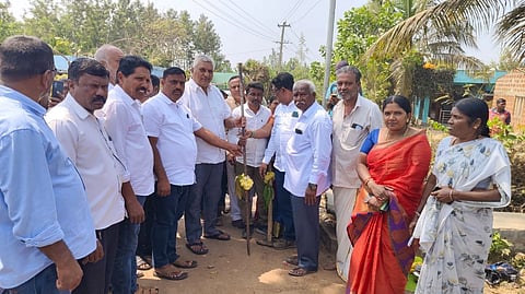 ರಾಣಿ ಗೇಟ್ ಬಳಿ ಚೆಕ್ ಡ್ಯಾಮ್ ನಿರ್ಮಾಣ ಕಾಮಗಾರಿಗೆ ಸಚಿವ ಕೆ.ವೆಂಕಟೇಶ್ ಭೂಮಿಪೂಜೆ ನೆರವೇರಿಸಿದರು. ಡಿ.ಟಿ. ಸ್ವಾಮಿ, ರೆಹಮಜಾನ್ ಬಾಬು, ಧನರಾಜ್, ಶೇಕ್ ಅಸ್ಲಾಂ ಇತರರು ಇದ್ದರು. 
