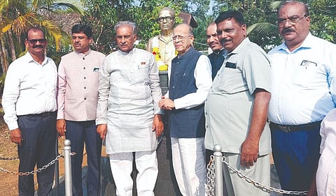 ಅಂಕೋಲಾ ಜಿ.ಸಿ. ಕಾಲೇಜಿನಲ್ಲಿ ಶುಕ್ರವಾರ ಆಯೋಜಿಸಿದ್ದ ಬಿ.ಇಡಿ. ಕೋರ್ಸ್ ಉದ್ಘಾ ಟನಾ ಕಾರ್ಯಕ್ರಮ ಪೂರ್ವದಲ್ಲಿ ಸಭಾಪತಿ ಬಸವರಾಜ ಹೊರಟ್ಟಿ ಅವರು ಡಾ.ದಿನಕರ ದೇಸಾಯಿ ಪ್ರತಿಮೆ ಎದರು ಕಾಲೇಜಿನ ಆವಾರಣದ ಸೊಬಗನ್ನು ವೀಕ್ಷಿಸಿದರು. ಎಸ್.ಪಿ. ಕಾಮತ್, ಡಾ.ಗವಿಸಿದ್ದಪ್ಪ ಅಂಗಡಿ, ಡಾ.ಎ.ವಿ. ಕರಿಬಸನಗೌಡರ, ಶಿವಾನಂದ ನಾಯಕ, ಚಿಕ್ಕಪ್ಪ ನಾಯಕ ಇತರರಿದ್ದರು.