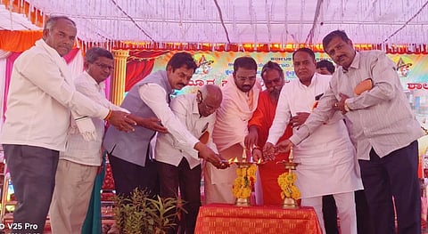 ಬಾಡಗಿ ಗ್ರಾಮದ ಸರ್ಕಾರಿ ಹಿರಿಯ ಪ್ರಾಥಮಿಕ ಶಾಲೆಯ ಶತಮಾನೋತ್ಸವ ನಿಮಿತ್ತ ಹಮ್ಮಿಕೊಂಡಿದ್ದ ಗುರುವಂದನಾ ಕಾರ್ಯಕ್ರಮಕ್ಕೆ ಗಣ್ಯರು ಚಾಲನೆ ನೀಡಿದರು. ಶಹಾಜಾನ್ ಡೊಂಗರಗಾಂವ, ಸಿದ್ಧಲಿಂಗ ಸಾಧು ಮಹಾರಾಜ, ವೀರೇಶ ದೇವರು ಇತರರಿದ್ದರು.