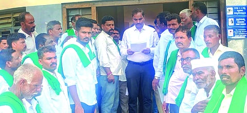 ರೈತ ಸಂಘ ಹಾಗೂ ಹಸಿರು ಸೇನೆ ತಾಲೂಕು ಘಟಕದ ಪದಾಧಿಕಾರಿಗಳು ತಹಸೀಲ್ದಾರ್ ಸಿದ್ದರಾಯ ಬೋಸಗಿಗೆ ಮನವಿ ಸಲ್ಲಿಸಿದರು. ಮಹಾದೇವ ಮಡಿವಾಳ, ಕಿರಣ ಮಿಸಾಳ, ಸಂಗಪ್ಪ ಕರಿಗಾರ, ರಮೇಶ ಕುಂಬಾರ, ಬಾಹುಬಲಿ ಸಂಕನ್ನವರ, ದುಂಡಪ್ಪ ತನ್ನಂಗಿ ಇತರರಿದ್ದರು.