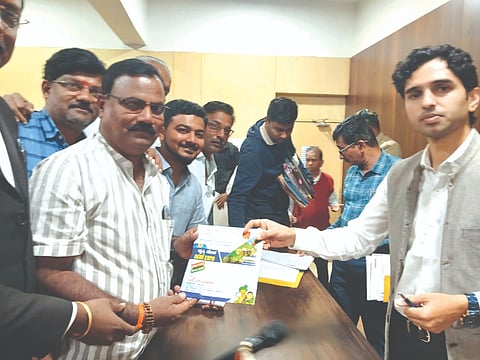ಜಿಲ್ಲಾಧಿಕಾರಿ ಮೊಹಮ್ಮದ್ ರೋಷನ್ ಅವರಿಗೆ ಐನಾಪುರ ಶ್ರೀ ಸಿದ್ಧೇಶ್ವರ ಜಾತ್ರಾ ಕಮಿಟಿಯಿಂದ ಜಾತ್ರೆ ಭಿತ್ತಿಪತ್ರ ನೀಡಲಾಯಿತು. ದಾದಾಸಾಹೇಬ ಜಂತೆನ್ನವರ, ಸಂತೋಷ ಪಾಟೀಲ, ಸಂಜು ಕುಚನೂರೆ ಇತರರು ಇದ್ದರು.