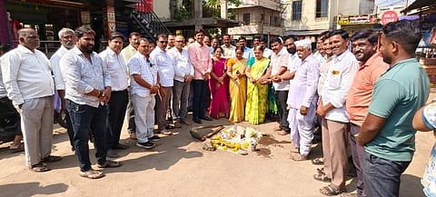 ಅಥಣಿ ತರಕಾರಿ ಮಾರುಕಟ್ಟೆಯಲ್ಲಿ ಸಿಸಿ ರಸ್ತೆ ಕಾಮಗಾರಿಗೆ ಯುವ ಮುಖಂಡ ಚಿದಾನಂದ ಸವದಿ ಭೂಮಿಪೂಜೆ ನೆರವೇರಿಸಿದರು. ಶಿವಲೀಲಾ ಬುಟಾಳೆೆ, ಭುವನೇಶ್ವರಿ ಯಂಕಚ್ಚಿ, ಅಶೋಕ ಗುಡಿಮನಿ, ದತ್ತಾ ವಾಸ್ಟರ್, ಪ್ರಕಾಶ ಮಹಾಜನ, ಪ್ರಮೋದ ಬಿಳ್ಳೂರ ಇತರರು ಇದ್ದರು.
