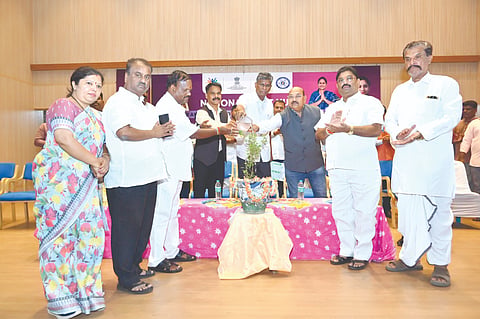 ಅಥಣಿಯ ಆರ್.ಎಚ್.ಕುಲಕರ್ಣಿ ಸಭಾಂಗಣದಲ್ಲಿ ಹಮ್ಮಿಕೊಂಡಿದ್ದ ಉದ್ಯಮಶೀಲತಾ ಜಾಗೃತಿ ಕಾರ್ಯಕ್ರಮಕ್ಕೆ ಗಣ್ಯರು ಚಾಲನೆ ನೀಡಿದರು. ಸಚಿವ ಸತೀಶ ಜಾರಕಿಹೊಳಿ, ಅನಿಲ ಸೌದಾಗಾರ, ಪ್ರಶಾಂತ ಗೊಡಕೆ, ಸದಾಶಿವ ಬುಟಾಳೆ, ಸುನೀತಾ ಐಹೊಳೆ ಇತರರಿದ್ದರು.