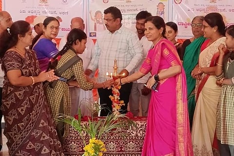 ಸಂಕೋನಟ್ಟಿ ಗ್ರಾಮದಲ್ಲಿ ಹಮ್ಮಿಕೊಂಡಿದ್ದ ಅಂತಾರಾಷ್ಟ್ರೀಯ ಮಹಿಳಾ ದಿನಾಚರಣೆ ಹಾಗೂ ಬೇಟಿ ಬಚಾವೋ, ಬೇಟಿ ಪಡಾವೋ ಕಾರ್ಯಕ್ರಮವನ್ನು ಗಣ್ಯರು ಉದ್ಘಾಟಿಸಿದರು. ಎಸ್.ಎನ್. ದೊಡಮನಿ, ಬೀರಪ್ಪ ಕಡಗಂಚಿ, ಸುಜಾತಾ ಅವರವಾಡ, ತಮ್ಮಣ್ಣ ಶೇಡಬಾಳ ಇತರರಿದ್ದರು.