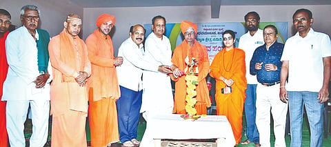  ಬಸವಕಲ್ಯಾಣದ ಅನುಭವ ಮಂಟಪ ಪರಿಸರದಲ್ಲಿ ಮಂಗಳವಾರ ಬಸವ ಸಂಸತಿ ಚಿಂತನ ಶಿಬಿರವನ್ನು ಕರ್ನಾಟಕ ರಾಜ್ಯ ಮಧ್ಯಪಾನ ಸಂಯಮ ಮಂಡಳಿಯ ಅಧ್ಯಕ್ಷ ಶರಣಪ್ಪ ಸಲಾದಪುರ ಉದ್ಘಾಟಿಸಿದರು. ಶ್ರೀ ಡಾ.ಬಸವಲಿಂಗ ಪಟ್ಟದ್ದೇವರು, ಶ್ರೀ ಗುರುಬಸವ ಪಟ್ಟದ್ದೇವರು, ಶ್ರೀ ಶಿವಾನಂದ ಸ್ವಾಮೀಜಿ, ಪೂಜ್ಯ ಲಾವಣ್ಯ ಮಾತಾಜಿ, ಬಿಕೆಡಿಬಿ ಆಯುಕ್ತ ಜಗನ್ನಾಥರೆಡ್ಡಿ, ಡಾ.ಎಸ್​.ಬಿ.ದುರ್ಗೆ, ಜಯಪ್ರಕಾಶ ಸದಾನಂದೆ, ಕಲ್ಯಾಣರಾವ ಶಿವಣಕರ್​, ಜಗನ್ನಾಥ ಪತಂಗೆ ಇತರರಿದ್ದರು.  