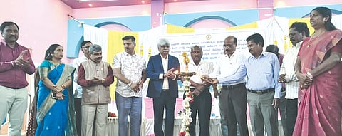  ಬಸವ ಮಹಾಮನೆ ಪರಿಸರದ ಕಲ್ಯಾಣ ಮಂಟಪದಲ್ಲಿ ಬುಧವಾರ ಆಯೋಜಿಸಿದ್ದ  ಒಂದು ದಿನದ ಕಾರ್ಯಾಗಾರವನ್ನು  ರಾಜ್ಯ ಮಕ್ಕಳ ಹಕ್ಕುಗಳ ರಕ್ಷಣಾ ಆಯೋಗದ ಸದಸ್ಯ ಜಗನ್ನಾಥ ಹಲಮಡಗಿ ಉದ್ಘಾಟಿಸಿದರು. ಆಯೋಗದ ಸದಸ್ಯ ವೆಂಕಟೇಶ್​, ನವೀನಕುಮಾರ್​, ಶಾರದಾ ಕಲ್ಮಾಕರ್​, ಡಾ.ರಮೇಶಬಾಬು ಹಾಲು, ಅರುಣಕುಮಾರ, ಸಿದ್ದವಿರಯ್ಯ ರುದನೂರ, ಸಂತೋಷ,  ರವಿ ಮೇತ್ರಿ, ರೇಣುಕಾ ಕಟ್ಟಿಮನಿ ಇತರರಿದ್ದರು.