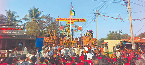 ಬೆನಕಟ್ಟಿ ಗ್ರಾಮದಲ್ಲಿ ಸಂಗೊಳ್ಳಿ ರಾಯಣ್ಣ ಮೂರ್ತಿಗೆ ಪ್ರಗತಿಪರ ರೈತ ಬಸಪ್ಪ ಚೂರಿ ಪೂಜೆ ಸಲ್ಲಿಸಿದರು. ಬೀರಪ್ಪ ಕುರಿ, ಸಿದ್ಧಾರೂಢ ಚೂರಿ ಇತರರಿದ್ದರು.
