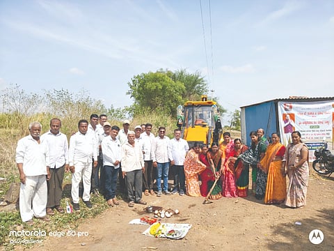 ಕಸನಾಳ ಗ್ರಾಮದ ಕೋಕರೆ ತೋಟದ ಪಾನಂದ ರಸ್ತೆ ಕಾಮಗಾರಿಗೆ ಬಾಳಾಸಾಹೇಬ ಕದಂ ಚಾಲನೆ ನೀಡಿದರು. ಡಾ.ಅಜಿತ ಪಾಟೀಲ, ದೇವಪ್ಪ ದೇವಕಾತೆ, ರಾಜು ಭದರಗಡೆ, ವಿಶ್ವಾಸ ನಾಯಿಕ ಇತರರಿದ್ದರು.