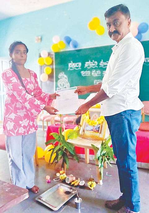ಕಣಗಾಲು ಸರ್ಕಾರಿ ಪದವಿ ಪೂರ್ವ ಕಾಲೇಜಿನಲ್ಲಿ ಆಯೋಜಿಸಿದ್ದ ಕಾರ್ಯಕ್ರಮದಲ್ಲಿ ಕಾಲೇಜು ಅಭಿವೃದ್ಧಿ ಸಮಿತಿ ಸದಸ್ಯ ಡಿ.ಕೆ.ನಟೇಶ್ ವಿದ್ಯಾರ್ಥಿಗಳಿಗೆ ಪರೀಕ್ಷಾ ಪ್ರವೇಶ ಪತ್ರ ವಿತರಣೆ ಮಾಡಿದರು. 