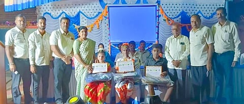 ಬೆಟ್ಟದಪುರ ಸಮೀಪದ ಬೆಕ್ಕರೆ ಗ್ರಾಮದ ಸರ್ಕಾರಿ ಹಿರಿಯ ಪ್ರಾಥಮಿಕ ಶಾಲೆಯಲ್ಲಿ ಆಯೋಜಿಸಿದ್ದ ಶಾರದಾ ಪೂಜೆ ಮತ್ತು ಶಾಲಾ ವಾರ್ಷಿಕೋತ್ಸವ ಕಾರ್ಯಕ್ರಮದಲ್ಲಿ ವಿವಿಧ ಸ್ಪರ್ಧೆ ವಿಜೇತ ಮಕ್ಕಳಿಗೆ ಬಹುಮಾನ ವಿತರಿಸಲಾಯಿತು. ಬಿ.ಎಸ್. ಕುಮಾರ್, ಶೋಭಾ ವಿಶುಕುಮಾರ್, ಯೋಗೇಶ್, ಕೃಷ್ಣ, ಆಶಾ, ಕವನಾ, ರಕ್ಷಿತ್ ಇದ್ದರು.