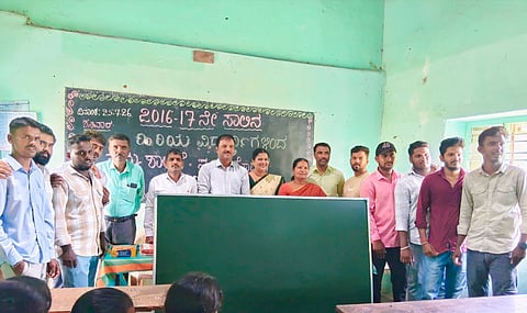 ಬೆಟ್ಟದಪುರದ ಎಸ್‌ಸಿವಿಡಿಎಸ್ ಅನುದಾನಿತ ಪ್ರೌಢಶಾಲೆಯ 201617ನೇ ಸಾಲಿನ ಎಸ್‌ಎಸ್‌ಎಲ್‌ಸಿ ಬ್ಯಾಚ್‌ನ ಹಿರಿಯ ವಿದ್ಯಾರ್ಥಿಗಳು ಶಾಲೆಗೆ ಮೂರು ಗ್ರೀನ್ ಬೋರ್ಡ್‌ಗಳನ್ನು ಕೊಡುಗೆಯಾಗಿ ನೀಡಿದರು. ಮುಖ್ಯಶಿಕ್ಷಕ ಸಿ.ಎನ್. ಮಹೇಶ್,  ಶಿಕ್ಷಕರಾದ ಕೆ.ಟಿ. ಅಶೋಕ್, ಡಿ.ವಿ. ಉಷಾ,ಹಿರಿಯ ವಿದ್ಯಾರ್ಥಿಗಳಾದ ಯಶವಂತ್, ವೇಣು ಇತರರು ಇದ್ದರು. 