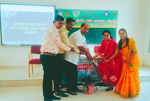 ಬೆಟ್ಟದಪುರ ಸರ್ಕಾರಿ ಪ್ರಥಮ ದರ್ಜೆ ಕಾಲೇಜಿನಲ್ಲಿ ವರದಕ್ಷಿಣೆ ಕಾಯ್ದೆ, ಕಾನೂನು ಸಮಾಜ ಮತ್ತು ಮಹಿಳಾ ಹಕ್ಕುಗಳ ದೃಷ್ಟಿಕೋನ ವಿಶೇಷ ಉಪನ್ಯಾಸ ಕಾರ್ಯಾಗಾರವನ್ನು ಗಣ್ಯರು ಉದ್ಘಾಟಿಸಿದರು. ಆಶಾ, ಪಿ. ಪದ್ಮಾವತಿ , ಶಾಖೀರ್ ಇತರರು ಇದ್ದರು. 
