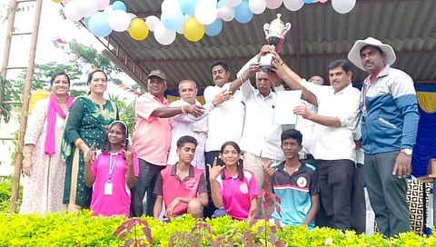 ಬೆಟ್ಟದಪುರ ಸಮೀಪದ ದೊಡ್ಡಕಮರವಳ್ಳಿ ಸರ್ಕಾರಿ ಪ್ರೌಢಶಾಲೆಯಲ್ಲಿ ಆಯೋಜಿಸಿದ್ದ ವಲಯ ಮಟ್ಟದ ಕ್ರೀಡಾಕೂಟದಲ್ಲಿ ಬೆಣಗಾಲು ಸರ್ಕಾರಿ ಪ್ರೌಢಶಾಲೆಯು ಸಮಗ್ರ ಪ್ರಶಸ್ತಿ ಪಡೆದು ಚಾಂಪಿಯನ್ ಪಟ್ಟ ಅಲಂಕರಿಸಿತು. ರವಿ ಪ್ರಸನ್ನ, ಮಹದೇವ್,  ಕಲ್ಯಾಣಪ್ಪ, ಸಿ.ಕೃಷ್ಣೇಗೌಡ, ಗೋಪಿಕೃಷ್ಣ ಇತರರಿದ್ದರು. 