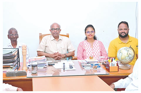 ಬೋರಗಾಂವದಲ್ಲಿ ಸುದ್ದಿಗೋಷ್ಠಿಯಲ್ಲಿ ಅಧ್ಯಕ್ಷ ತಾತ್ಯಾಸೋ ಪಾಟೀಲ ಮಾತನಾಡಿದರು. ಪ್ರಜ್ಞಾ ಗಾಂಧಿ, ಭಾವು ನೇಜೆ, ರೋಹನ ಪಾರಖೆ ಇದ್ದಾರೆ.