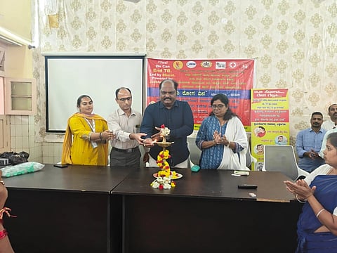 ದೊಡ್ಡಬಳ್ಳಾಪುರದ ತಾಲೂಕು ಆರೋಗ್ಯ ಅಧಿಕಾರಿಗಳ ಕಚೇರಿಯಲ್ಲಿ ಹಮ್ಮಿಕೊಂಡಿದ್ದ ವಿಶ್ವ ಕ್ಷಯರೋಗ ದಿನ ಕಾರ್ಯಕ್ರಮವನ್ನು ಡಿಎಚ್​ಒ ಡಾ.ಕೃಷ್ಣಾಲಕ್ಕಾರೆಡ್ಡಿ ಉದ್ಘಾಟಿಸಿದರು. ತಾಲೂಕು ಆರೋಗ್ಯ ಅಧಿಕಾರಿ ಶಾರದಾ ನಾಗನಾಥ್​, ಡಾಕ್ಟರ್ಸ್​ ಫಾರ್​ ಯು ಸಂಸ್ಥೆ ವೈದ್ಯ ಡಾ.ನಿಖಿತ, ಜಿಲ್ಲಾ ಸಂಯೋಜಕರಾದ ಸಿದ್ದರಾಜು, ಕಿರಣ್​, ಹಿರಿಯ ಮೇಲ್ವಿಚಾರಕರಾದ ಆನಂದ್​, ಸುದೀಪ್​, ಜಗದೀಶ್​, ಕ್ಷಯರೋಗ ಸಂದರ್ಶಕ ಚಂದ್ರಶೇಖರ್​, ಯುವರಾಜ್​ ಇದ್ದರು.