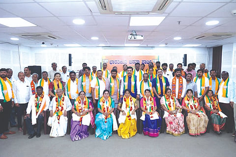 ದೊಡ್ಡಬಳ್ಳಾಪುರದ ಬಾಶೆಟ್ಟಿಹಳ್ಳಿ ಪಟ್ಟಣ ಪಂಚಾಯತಿ ಚುನಾವಣೆಯಲ್ಲಿ ವಿಜೇತರಾದ ಬಿಜೆಪಿ ಸದಸ್ಯರನ್ನು ಬೆಂಗಳೂರಿನ ಬಿಜೆಪಿ ಕಚೇರಿಯಲ್ಲಿ ರಾಜ್ಯಾಧ್ಯಕ್ಷ ವಿಜಯೇಂದ್ರ ಸನ್ಮಾನಿಸಿದರು. ರಾಜ್ಯ ಯುವ ಮೋರ್ಚಾ ಅಧ್ಯಕ್ಷ ಹಾಗೂ ಶಾಸಕ ಧೀರಜ್​ ಮುನಿರಾಜು, ರಾಜ್ಯ ಪ್ರಧಾನ ಕಾರ್ಯದರ್ಶಿ ಪ್ರೀತಮ್​ ಗೌಡ, ಜಿಲ್ಲಾ ಅಧ್ಯಕ್ಷ ರಾಮಕೃಷ್ಣಪ್ಪ ಇದ್ದರು. 