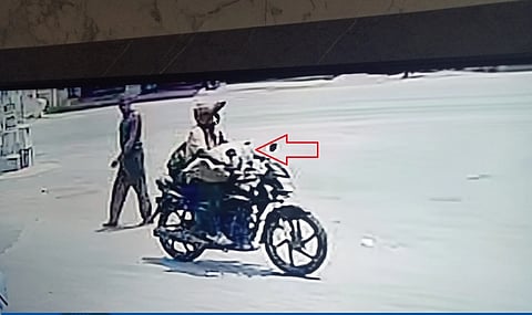 ದೊಡ್ಡಬಳ್ಳಾಪುರ ತಾಲೂಕು ಕೊಡಿಗೇಹಳ್ಳಿಯಲ್ಲಿ ಮಂಜುನಾಥ ಅವರ ಮನೆಯಲ್ಲಿ ಸಿಲಿಂಡರ್​ ಕಳವು ಮಾಡಿ ಹೊತ್ತೊಯ್ಯುತ್ತಿರುವ ದೃಶ್ಯ ಕ್ಯಾಮರಾದಲ್ಲಿ ಸೆರೆಯಾಗಿದೆ. 