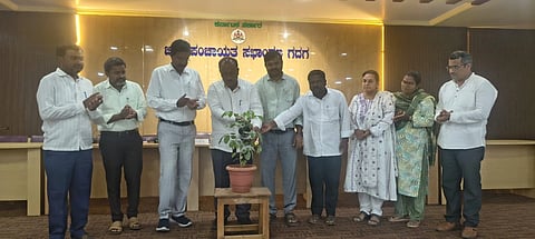 ಗದಗ ಜಿಪಂನಲ್ಲಿ ಏರ್ಪಡಿಸಿದ್ದ ವಿಬಿಜಿರಾಮ್​ಜಿ ಕಾರ್ಯಾಗಾರವನ್ನು ಸಿ.ಆರ್​. ಮುಂಡರಗಿ ಉದ್ಘಾಟಿಸಿದರು. ಎ. ಎ. ಕಂಬಾಳಿಮಠ, ಮಲ್ಲಯ್ಯ ಕೊರವನವರ ಹಲವರು ಇದ್ದರು.