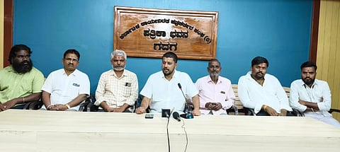 ತೋಂಟದಾರ್ಯ ಜಾತ್ರಾ ಮಹೋತ್ಸವ ಕುರಿತು ರಾಜು ಖಾನಪ್ಪನ್ನವರ ಸುದ್ದಿಗೋಷ್ಟಿ ನಡೆಸಿದರು. ಮಹೇಶ ರೋಖಡೆ, ಶಿವಯೋಗಿ ಹಿರೇಮಠ, ಪಿ. ಎಸ್​ ಕಾಳೆ, ಭರತ್​ ಲದ್ದಿ, ವೆಂಕಟೇಶ ದೊಡ್ಡಮನಿ, ಸತೀಶ ಕುಂಬಾರ, ಶಿವು ಲದ್ದಿ, ವಿಶ್ವನಾಥ ಸಿರಿ ಉಪಸ್ಥಿತರಿದ್ದರು. 