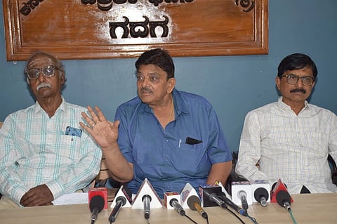 ವಿರೇಶ್ವರ ಪುಣ್ಯಾಶ್ರಮದ ಕಲ್ಲಯ್ಯಜ್ಜನವರಿಗೆ ಜೀವ ಬೆದರಿಕೆ ಆರೋಪ ತಳ್ಳಿ ಹಾಕಿ ವಸಂತಗೌಡ ಪಾಟೀಲ ಸುದ್ದಿಗೋಷ್ಟಿ ನಡೆಸಿದರು. ಚಂದ್ರು ಬಾಳೆಹಳ್ಳಿಮಠ, ಪ್ರಕಾಶ ಬಸರಿಗಿಡದ, ಶಿವರುದ್ರಪ್ಪ ಇಟಗಿ, ಎಂ. ಆರ್​.ಹಿರೇಮಠ, ಚನ್ನಬಸಯ್ಯ ಬಂಕಾಪುರ, ಪರಶುರಾಮ ಕಟ್ಟಿಮನಿ ಇದ್ದರು. 