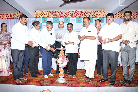   ಗದಗ ಸರ್ಕಾರಿ ನೌಕರ ಭವನದಲ್ಲಿ ಏರ್ಪಡಿಸಿದ್ದ ಹೃದಯ ಸಂಬಂಧಿ ಚಿಕಿತ್ಸೆ ಕುರಿತು ಸಂವಾದ ಕಾರ್ಯಕ್ರಮವನ್ನು ಡಾ. ಎಂ. ಜೈರಂಗನಾಥ ಉದ್ಘಾಟಿಸಿದರು. ಡಾ. ದೇವಾನಂದ ಎನ್​. ಎಸ್​, ಡಾ. ಕೇಶವ ಆರ್​, ರವೀ ಗುಂಜೀಕರ, ಬಸವರಾಜ ಬಳ್ಳಾರಿ ಇತರರು ಇದ್ದರು.  