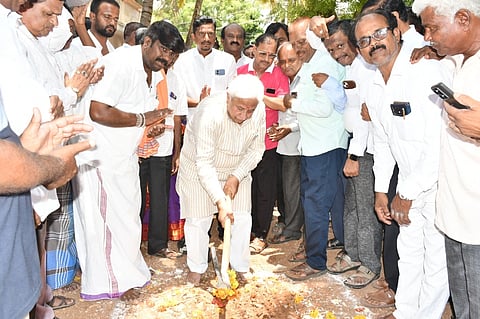 ಕಾನೂನು ಸಚಿವ ಎಚ್​.ಕೆ. ಪಾಟೀಲ ವಿವಿಧ ಅಭಿವೃದ್ಧಿ ಕಾಮಗಾರಿಗೆ ಮಂಗಳವಾರ ಗುದ್ದಲಿಪೂಜೆ ನೆರವೇರಿಸಿದರು. ಬಿ.ಬಿ. ಅಸೂಟಿ, ಇಮ್ತಿಯಾಜ್​ ಶಿರಹಟ್ಟಿ, ಬಸನಗೌಡ ಕೋಟೂರ, ರಾಜಾರಾಮ ಪವಾರ ಸೇರಿದಂತೆ ಹಲವರು ಉಪಸ್ಥಿತಿ ಇದ್ದರು.    