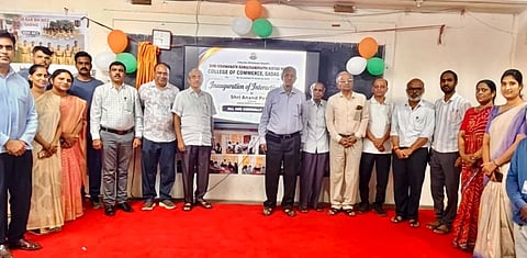 ನಗರದ ಆದರ್ಶ ಶಿಕ್ಷಣ ಸಮಿತಿಯ ಆವರಣದಲ್ಲಿ ಮಂಗಳವಾರ ಏರ್ಪಡಿಸಿದ್ದ  ಇಂಟರ್​ ಆಕ್ಟಿವ್​ ಪ್ಯಾನೆಲ್​ ಬೋರ್ಡಗಳನ್ನು ಸಂಸ್ಥೆಯ ಚೇರ್ಮನ್​ ಆನಂದ  ಪೋತ್ನಿಸ್​  ಉದ್ಘಾಟಿಸಿದರು. ಪಿ.ಆರ್​ ಅಡವಿ, ಕಾರ್ಯದಶಿರ್ ಎ. ಡಿ. ಗೋಡಕಿಂಡಿ, ಎಸ್​. ವಿ. ಬಾಗಮಾರ, ಎಚ್​. ಎ. ಗೋಡಕಿಂಡಿ, ಡಾ. ವಿ. ಟಿ. ನಾಯ್ಕರ, ಆರ್​. ಆರ್​. ಕುಲಕಣಿರ್ ಇತರರು ಇದ್ದರು.
