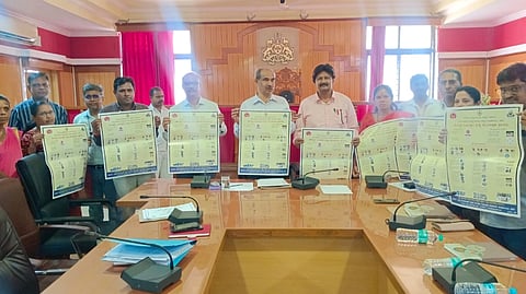  ಗದಗ ಜಿಲ್ಲಾಧಿಕಾರಿ ಸಭಾಂಗಣದಲ್ಲಿ ಮಂಗಳವಾರ ಏರ್ಪಡಿಸಿದ್ದ ರಾಷ್ಟ್ರೀಯ ಡೆಂಗೀ ದಿನ ಮತ್ತು ಜಿಲ್ಲಾ ಮಟ್ಟದ ಅಂತರ ಇಲಾಖಾ ಸಮನ್ವಯ ಸಮಿತಿ ಸಭೆಯಲ್ಲಿ ಡೆಂಗೀ ಜ್ವರ ನಿಯಂತ್ರಣ ಮತ್ತು ಮುಂಜಾಗ್ರತಾ ಕ್ರಮಗಳ ಕುರಿತು ಭಿತ್ತಿಪತ್ರವನ್ನು ಬಿಡುಗಡೆ ಗೊಳಿಸಲಾಯಿತು. ಸಿ.ಎನ್​. ಶ್ರಿಧರ, ಅನ್ನರ್ಪೂಣ ಶೆಟ್ಟರ, ಡಾ. ಎಸ್​. ಎಸ್​.ನೀಲಗುಂದ, ಡಾ. ಮೀನಾಕ್ಷಿ, ಡಾ. ಬಿ. ಸಿ. ಕರಿಗೌಡ್ರ, ಡಾ. ರಾಜೇಂದ್ರ ಬಸರಿಗಿಡದ, ಡಾ. ಅರುಂಧತಿ ಕುಲಕಣಿರ್ ಸೇರಿದಂತೆ ತಾಲೂಕಾ ಆರೋಗ್ಯಾಧಿಕಾರಿಗಳು, ವಿವಿಧ ಇಲಾಖೆ ಅಧಿಕಾರಿಗಳು ಇದ್ದರು.  