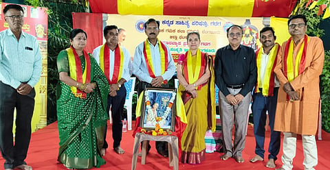 ಗದಗ ಜಿಲ್ಲಾ ಕನ್ನಡ ಸಾಹಿತ್ಯ ಪರಿಷತ್ತಿನಲ್ಲಿ  ಗಮನ ವಾಚನ ವ್ಯಾಖ್ಯಾನ ಕಾರ್ಯಕ್ರಮ ಜರುಗಿತು. ವಿವೇಕಾನಂದಗೌಡ ಪಾಟೀಲ, ಗುರುಮೂತಿರ್ ದೇಶಪಾಂಡೆ, ಸಂಧ್ಯಾ ರಮೇಶ,  ಮೀನಾ ಶ್ರೀಪಾದ, ದತ್ತಪ್ರಸನ್ನ ಪಾಟೀಲ ಇತರರು ಇದ್ದರು.
